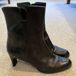 STUART WEITZMAN black leather Bootie. EUC size 10